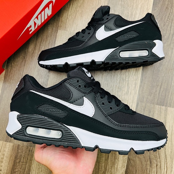 Nike Shoes - Nike Air Max 90